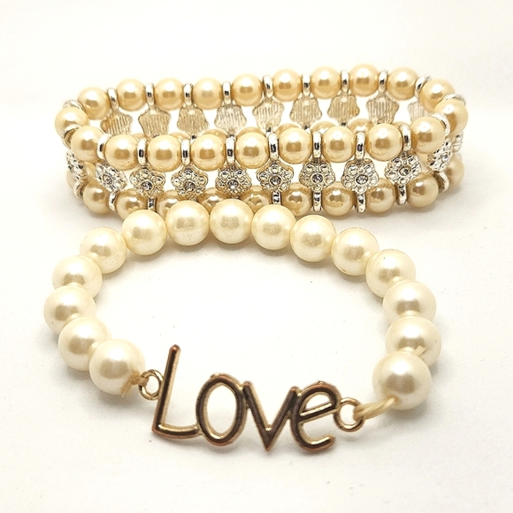 LOVE PEARL BRACELET SET.